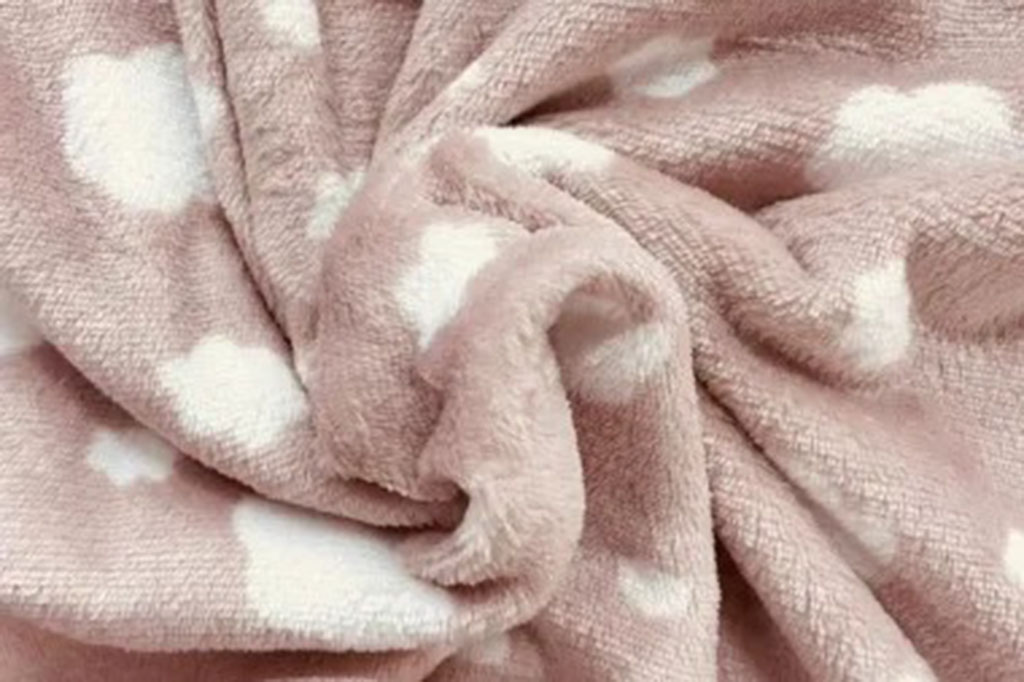 Soft pink fleece fabric featuring white cloud designs, ideal for baby blankets or plush toys.