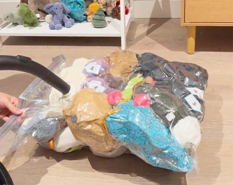 Plush toys are vacuum packed to reduce volume and protect products during storage and transportation.