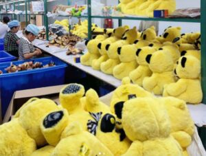 Workers assemble and sort plush toys on the production line to ensure efficient, consistent large-scale manufacturing.