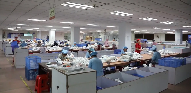 Workers assemble plush toys across multiple production lines to support efficient large-scale manufacturing.