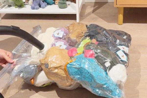 Plush toys are vacuum packed to reduce volume and protect products during storage and transportation.